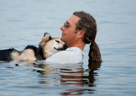Американец ежедневно носит больного пса к озеру, чтобы тот отдохнул (3 фото+видео)