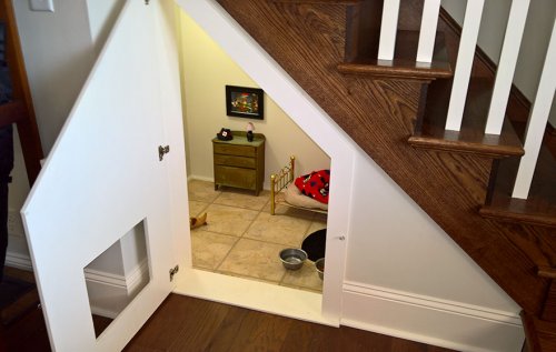 Симпатичная комната для чихуахуа под лестницей (4 фото)