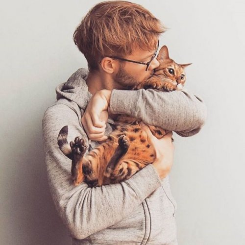 Симпатичные парни с котятами (24 фото)