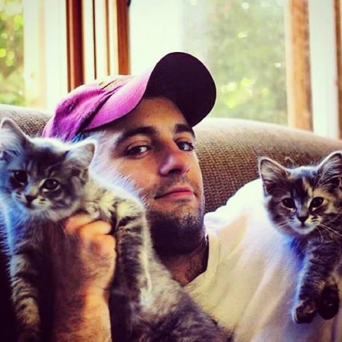 Симпатичные парни с котятами (24 фото)