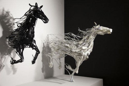 Скульптуры животных из использованного пластика (10 фото)